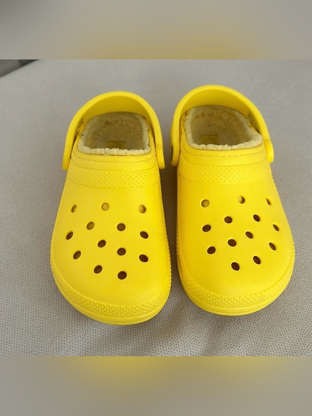 CROCS YELLOW DUAL
COMFORT LINED LEMON YELLOW CLASSIC CLOGS
SIZE M5 W7